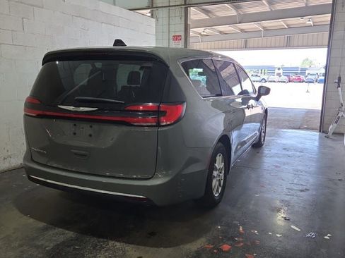 Used 2025 Chrysler Pacifica Select FWD image 5