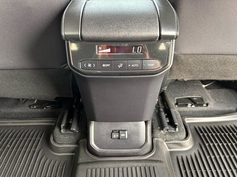 Used 2022 Toyota Highlander LE image 30
