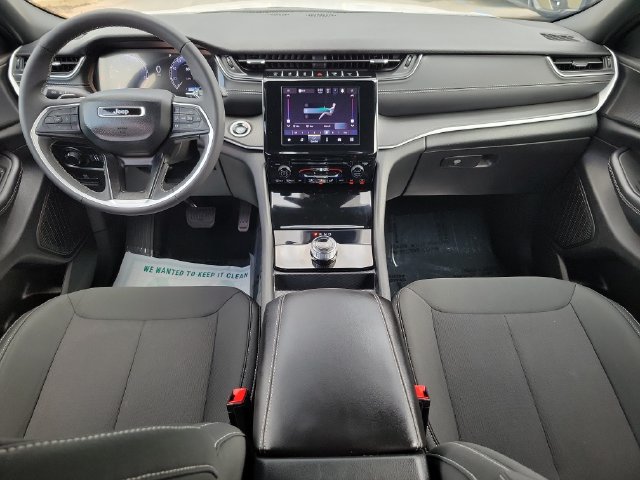 Certified 2025 Jeep Grand Cherokee Laredo AWD/4WD image 18