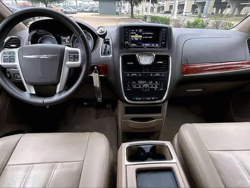 Used 2016 Chrysler Town & Country Touring image 13