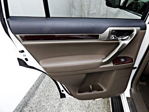 Used 2018 Lexus GX 460 Premium w/ Premium Package image 9