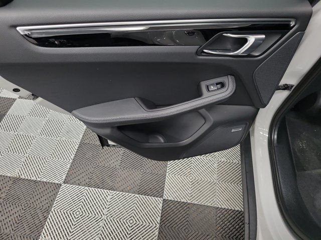 Used 2024 Porsche Macan AWD/4WD image 14