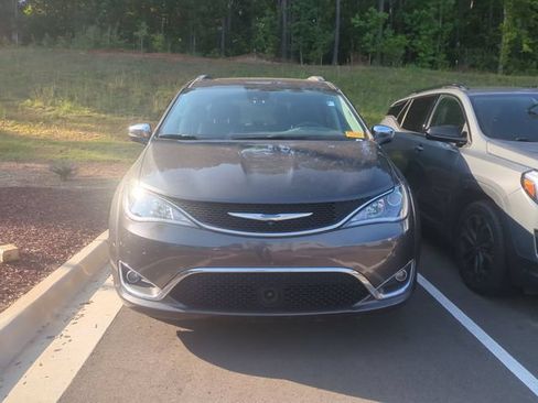 Used 2018 Chrysler Pacifica Limited w/ Tire & Wheel Group FWD image 3