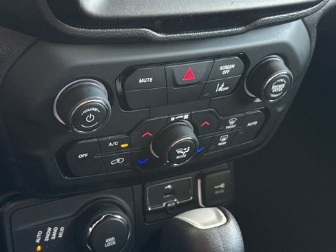 Used 2023 Jeep Renegade Latitude image 23