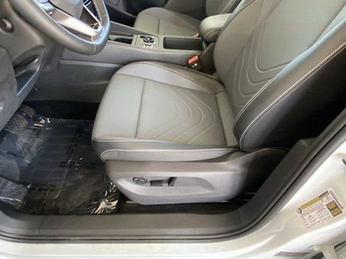New 2026 Volkswagen Tiguan SE FWD image 9