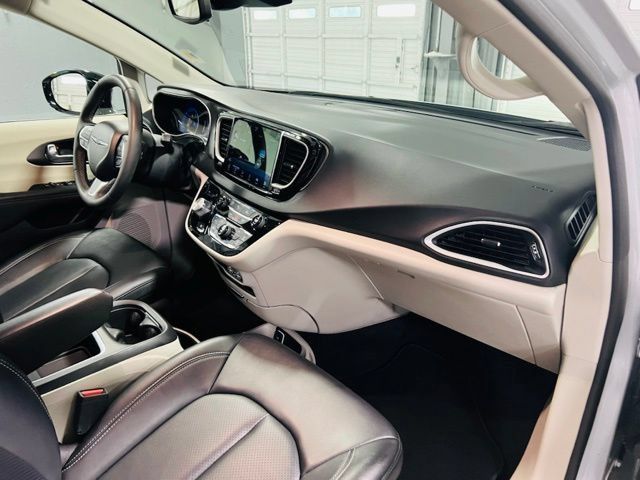 Used 2024 Chrysler Pacifica Touring-L FWD image 34
