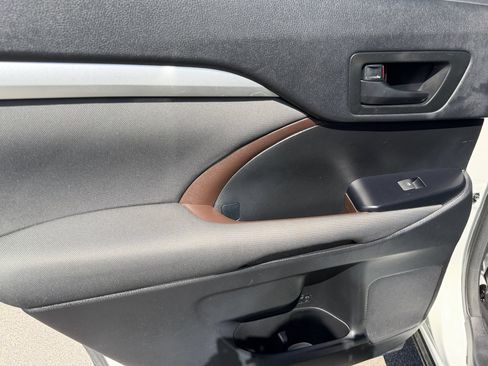 Used 2016 Toyota Highlander LE FWD image 16