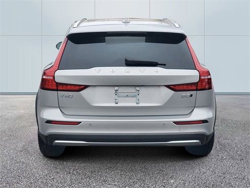 Used 2025 Volvo V60 B5 Cross Country Plus image 5