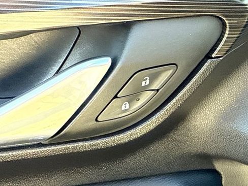 Used 2024 GMC Terrain SLE w/ Driver Convenience Package image 21