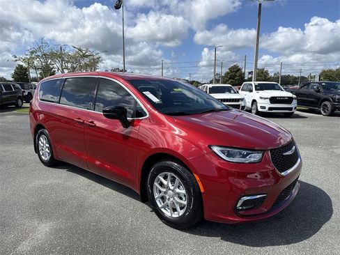 New 2026 Chrysler Pacifica Select image 1