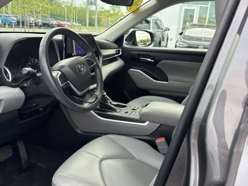 Used 2023 Toyota Highlander XLE AWD/4WD image 22