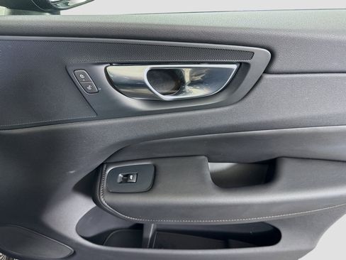 Used 2025 Volvo XC60 B5 Plus image 31