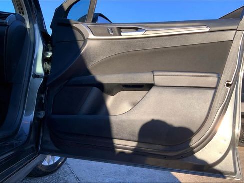 Used 2018 Ford Fusion SE w/ Fusion SE Technology Package image 19