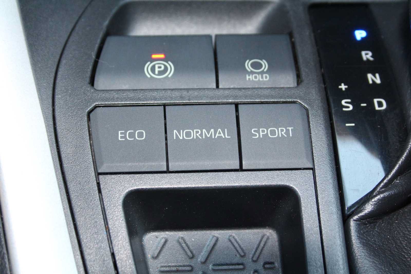 Used 2020 Toyota RAV4 XLE FWD image 43