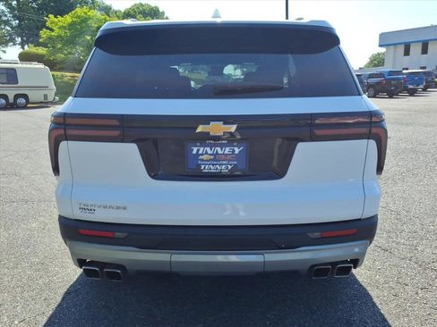 Used 2025 Chevrolet Traverse LT FWD image 4
