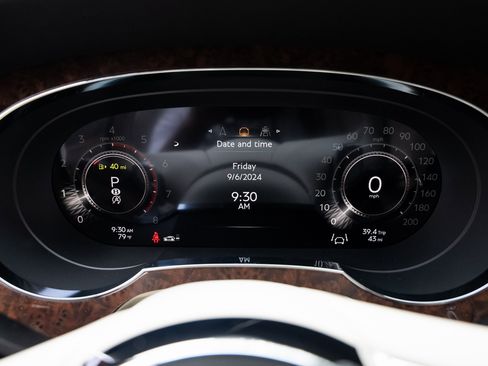 Used 2024 Bentley Bentayga Extended Wheelbase image 9