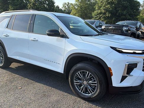 New 2026 Chevrolet Traverse LT FWD image 3