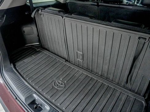 Used 2016 Toyota Highlander Plus FWD image 9