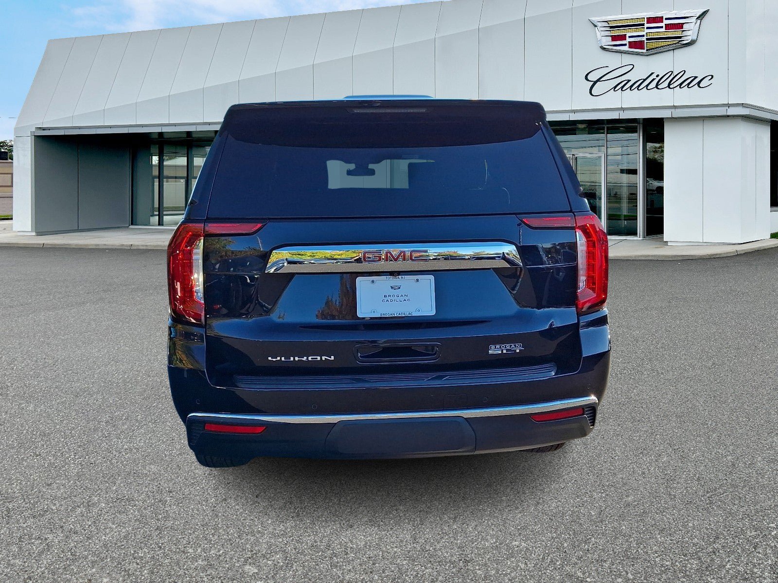 Used 2021 GMC Yukon SLT w/ Rear Media and Nav Package AWD/4WD image 5