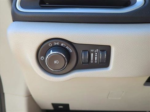 Used 2019 Chrysler Pacifica Touring-L image 17