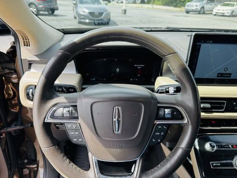 Used 2022 Lincoln Nautilus FWD w/ Premium Package image 12