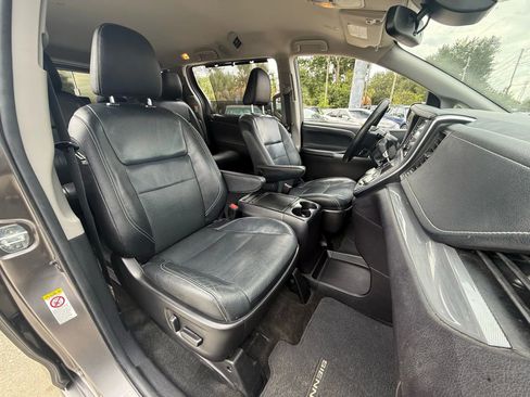 Used 2019 Toyota Sienna SE image 7