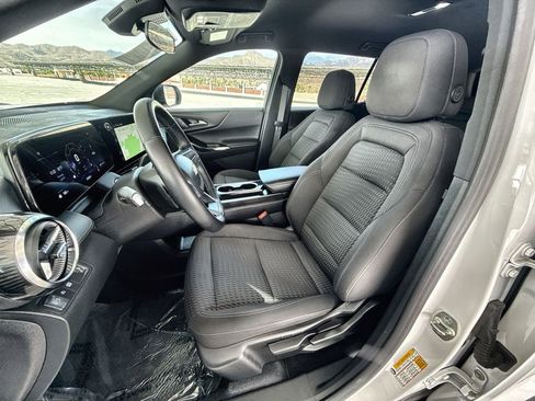Used 2025 Chevrolet Equinox LT FWD image 11