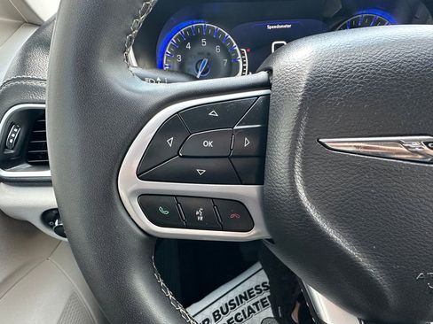 Certified 2023 Chrysler Pacifica Limited FWD image 3