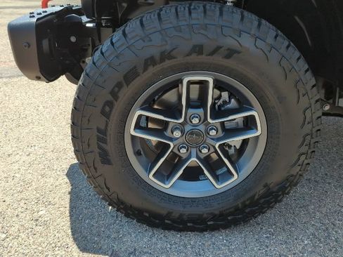 Certified 2025 Jeep Gladiator Mojave AWD/4WD image 24