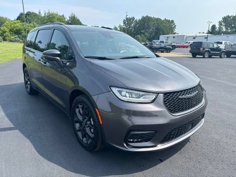 Used 2022 Chrysler Pacifica Touring-L w/ Uconnect Theater Family Group AWD/4WD image 7
