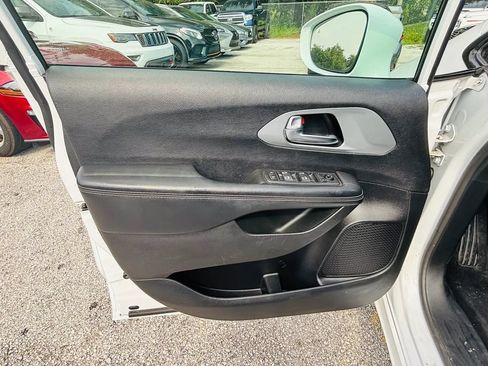 Used 2019 Chrysler Pacifica Touring-L Plus w/ S Appearance Package FWD image 11