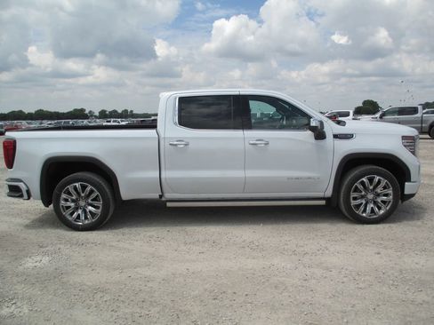 New 2026 GMC Sierra 1500 Denali w/ Denali Reserve Package AWD/4WD image 3