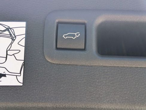 Used 2024 Toyota Highlander XLE AWD/4WD image 14