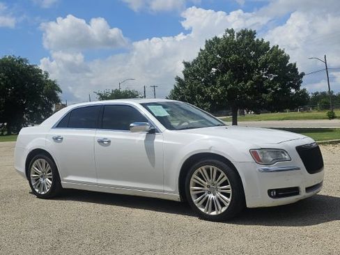Used 2014 Chrysler 300 C RWD image 2
