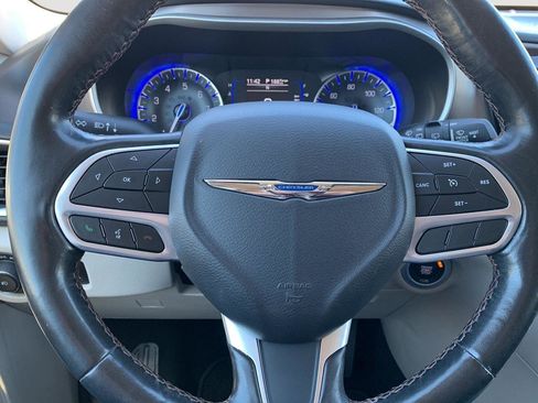 Used 2020 Chrysler Pacifica Touring-L image 16