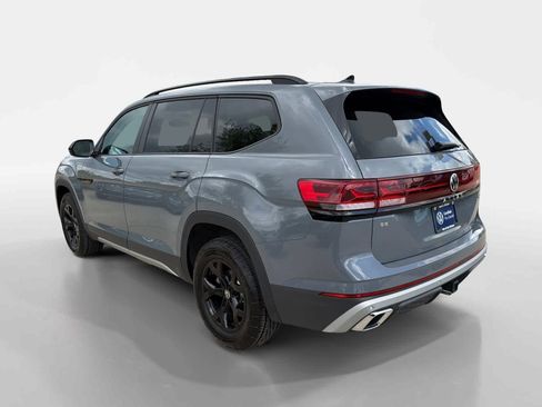 Used 2025 Volkswagen Atlas Peak Edition SE AWD/4WD image 4