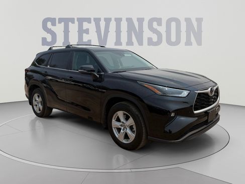 Used 2024 Toyota Highlander LE AWD/4WD image 7