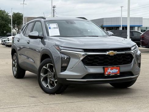 Certified 2025 Chevrolet Trax LT image 2