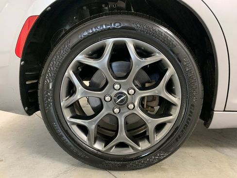 Used 2018 Chrysler 300 S w/ 300S Premium Group image 27