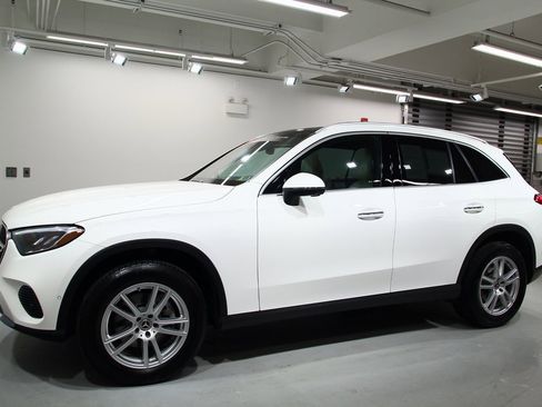 Used 2025 Mercedes-Benz GLC 300 4MATIC image 16