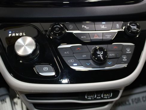 Used 2024 Chrysler Pacifica Touring-L FWD image 47