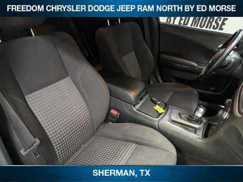 Used 2022 Dodge Charger SXT w/ Blacktop Package RWD image 9