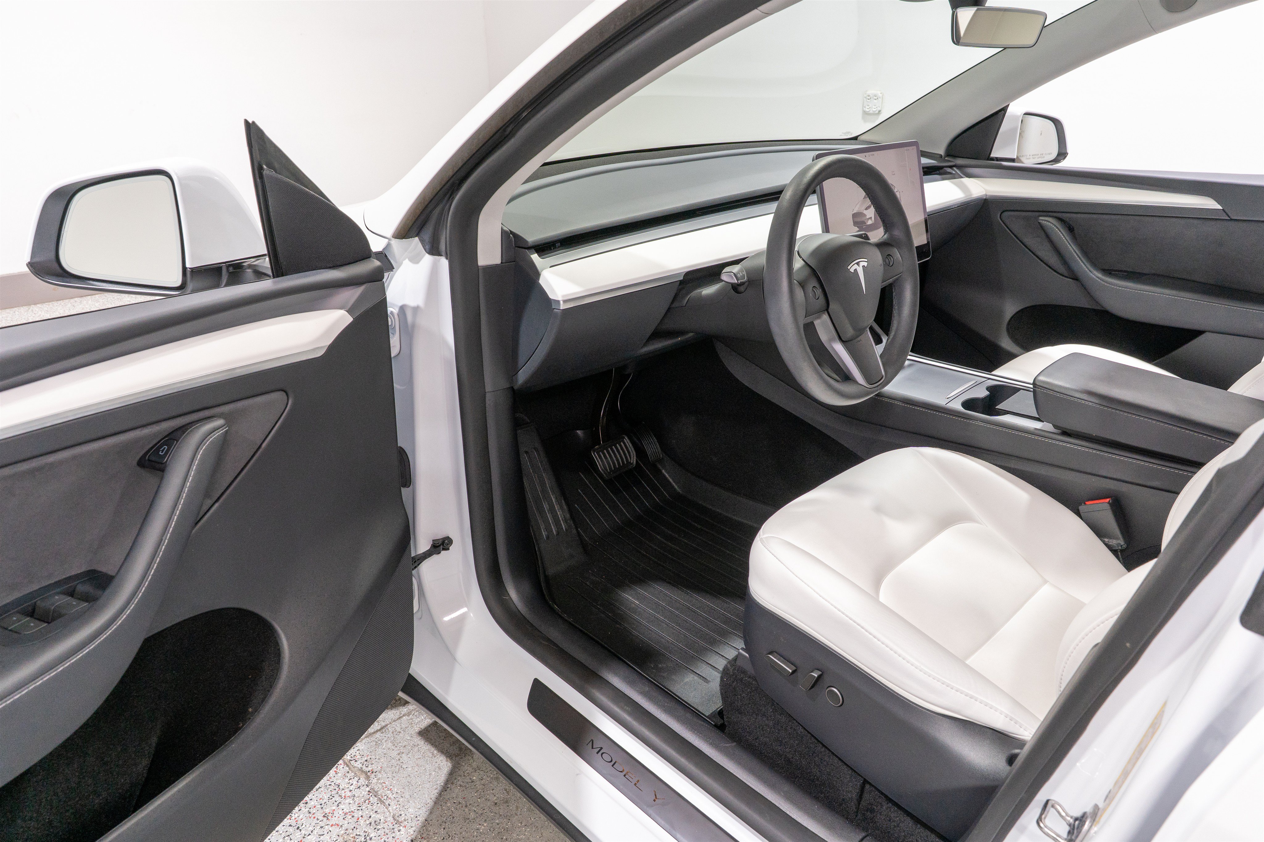 Used 2024 Tesla Model Y Long Range RWD image 12