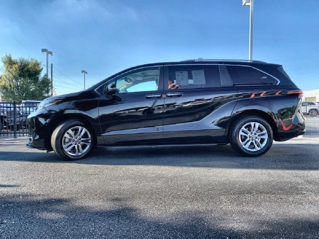 Used 2023 Toyota Sienna Limited FWD image 5