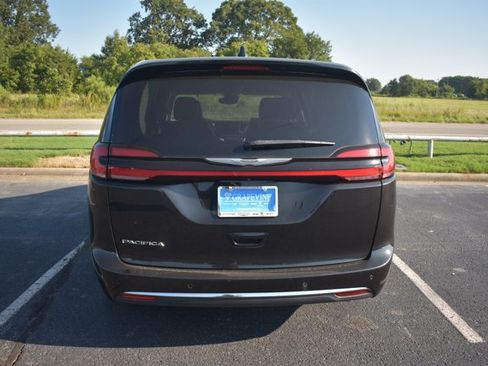 Used 2023 Chrysler Pacifica Touring-L FWD image 6