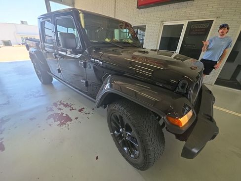 Used 2024 Jeep Gladiator Sport AWD/4WD image 3