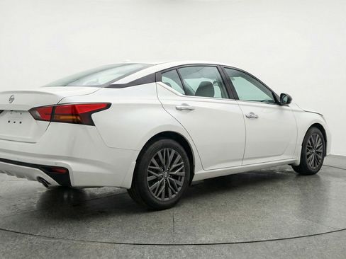 Used 2025 Nissan Altima 2.5 SV FWD image 9