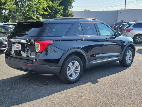 Used 2023 Ford Explorer XLT AWD/4WD image 9