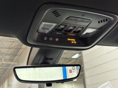 Used 2024 Chevrolet Traverse Premier image 38