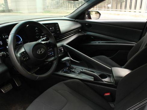 Used 2025 Hyundai Elantra Sport FWD image 13